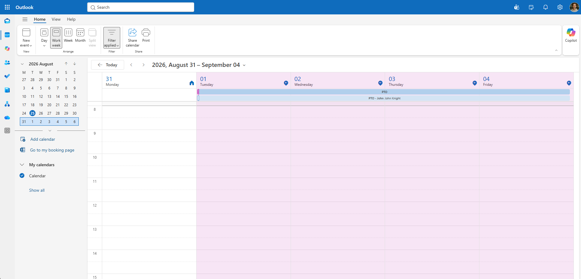Calendario de semana laboral de Outlook con un evento personal de vacaciones y otro evento de equipo con nombre